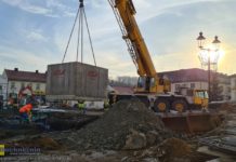 Bochnia. Fontanna na Rynku. Komora techniczna już osadzona – ZDJĘCIA