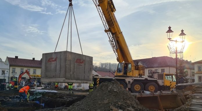 Bochnia. Fontanna na Rynku. Komora techniczna już osadzona – ZDJĘCIA
