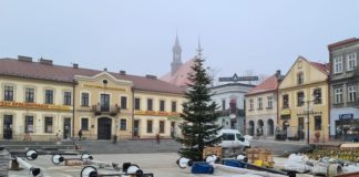 Choinka znów na Rynku! Część placu zostanie udostępniona – ZDJĘCIA
