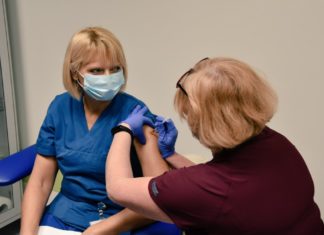 Kraków: pierwsza Małopolanka zaszczepiona przeciwko COVID-19