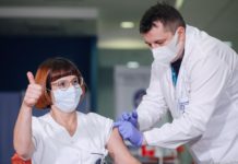 Pierwsze osoby w Polsce zaszczepiono na COVID-19