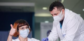 Pierwsze osoby w Polsce zaszczepiono na COVID-19