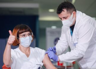 Pierwsze osoby w Polsce zaszczepiono na COVID-19