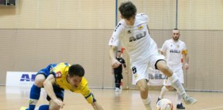 Futsal. Emocjonujące spotkanie, remis 4:4 i tylko podział punktów – ZDJĘCIA