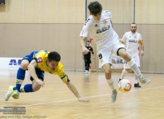 Futsal. Emocjonujące spotkanie, remis 4:4 i tylko podział punktów – ZDJĘCIA