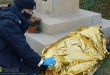 Bochnia. Policjanci udzielili pomocy wychłodzonemu mężczyźnie