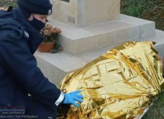 Bochnia. Policjanci udzielili pomocy wychłodzonemu mężczyźnie
