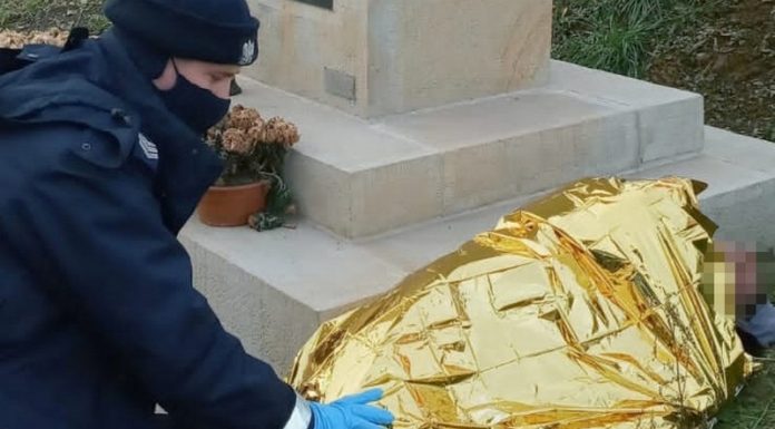 Bochnia. Policjanci udzielili pomocy wychłodzonemu mężczyźnie