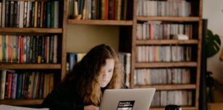 Ekspert: coraz więcej dzieci ma problemy zdrowotne związane z nauczaniem zdalnym