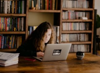 Ekspert: coraz więcej dzieci ma problemy zdrowotne związane z nauczaniem zdalnym