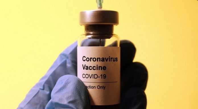 Covid-19. Szczepienia seniorów i nauczycieli ruszą 25 stycznia