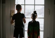 Uczniowie w ferie do 16:00 siedzą w domach. Szef MEN: „Zakaz wychodzenia ma uchronić społeczeństwo przed umieraniem”