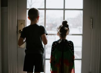 Uczniowie w ferie do 16:00 siedzą w domach. Szef MEN: „Zakaz wychodzenia ma uchronić społeczeństwo przed umieraniem”