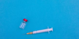 Eksperci: szczepionki mRNA bezpieczne; nie modyfikują DNA