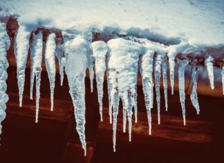 Intensywne opady śniegu. PINB apeluje do właścicieli i zarządców budynków