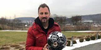 Aukcje dla WOŚP: Kartonowa piłka od Werner Kenkel z autografem Jerzego Dudka!