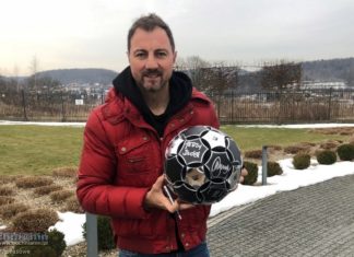 Aukcje dla WOŚP: Kartonowa piłka od Werner Kenkel z autografem Jerzego Dudka!