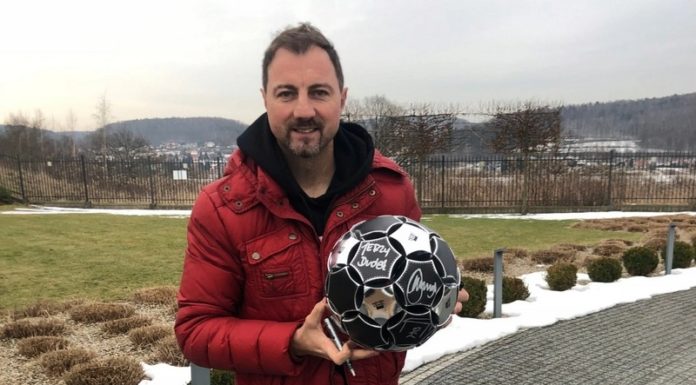 Aukcje dla WOŚP: Kartonowa piłka od Werner Kenkel z autografem Jerzego Dudka!