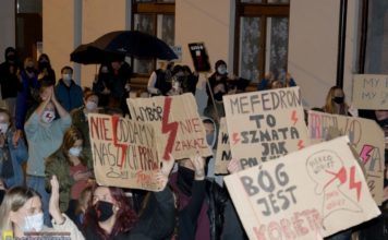 Na komisji oświaty o protestach w obronie praw kobiet. Radna: „Po cholerę takie sprawozdania?”
