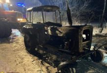 Szczurowa. W pożarze stodoły spłonął m.in. ciągnik i samochód