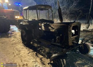Szczurowa. W pożarze stodoły spłonął m.in. ciągnik i samochód