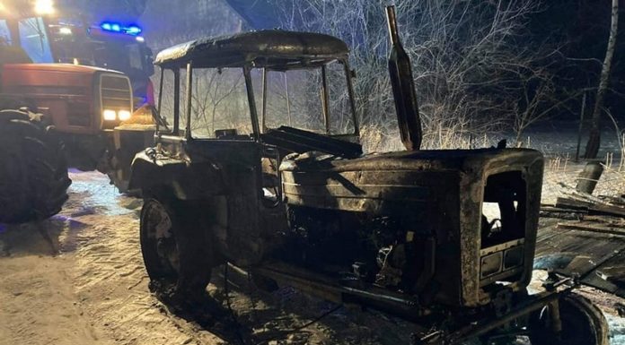 Szczurowa. W pożarze stodoły spłonął m.in. ciągnik i samochód
