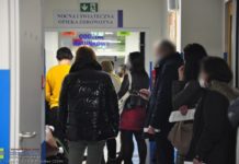 Ruszyły szczepienia nauczycieli. Tłumnie na korytarzu szpitala w Bochni