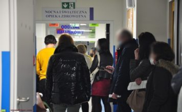 Ruszyły szczepienia nauczycieli. Tłumnie na korytarzu szpitala w Bochni