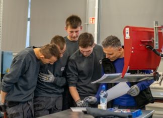 ZS Nr 2 współpracuje z BOHLE Polska. Praktyki dla uczniów w nowoczesnym zakładzie