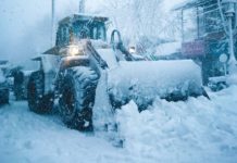 W Brzesku wywożą śnieg, w Bochni czekają aż się roztopi