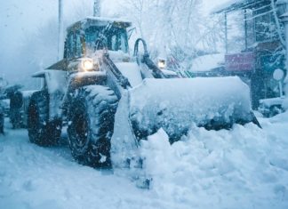 W Brzesku wywożą śnieg, w Bochni czekają aż się roztopi