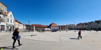 Na sesji o rewitalizacji. Radny: „Rynek jak parking przy Obi”. Burmistrz: „Pańskie przemyślenia są wyalienowane”