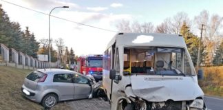 Wypadek busa w Kopalinach. Trzy osoby poszkodowane