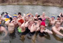 Bochnia. Roztańczone i roześmiane morsy w akcji charytatywnej nad Rabą – ZDJĘCIA, WIDEO