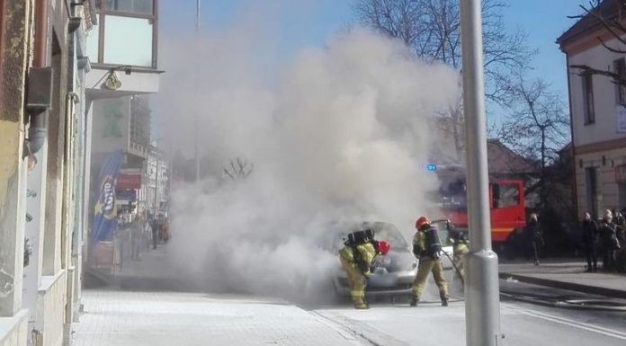 Bochnia. Pożar samochodu na ul. Kazimierza Wielkiego – ZDJĘCIA