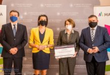 Wręczenie promes na zakup sprzętu do edukacji zdalnej dla uczniów w Brzesku, Bochni i Wieliczce