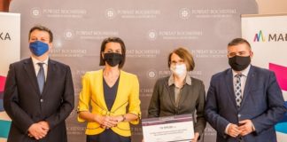 Wręczenie promes na zakup sprzętu do edukacji zdalnej dla uczniów w Brzesku, Bochni i Wieliczce