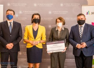 Wręczenie promes na zakup sprzętu do edukacji zdalnej dla uczniów w Brzesku, Bochni i Wieliczce