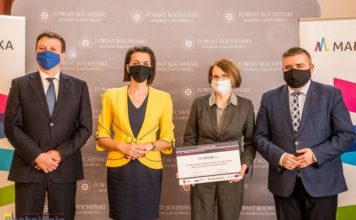 Wręczenie promes na zakup sprzętu do edukacji zdalnej dla uczniów w Brzesku, Bochni i Wieliczce