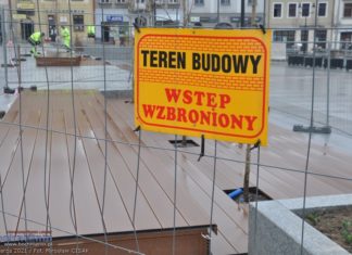 Tarasy na Rynku uszkodzone po kilku dniach od montażu