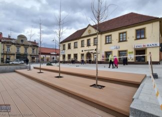 Bochnia. Trwa montaż tarasów na Rynku