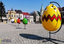 Wielkie pisanki na Rynku w Brzesku