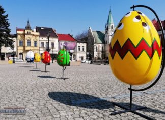 Wielkie pisanki na Rynku w Brzesku