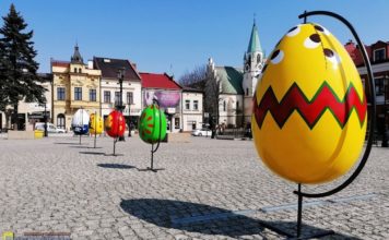 Wielkie pisanki na Rynku w Brzesku