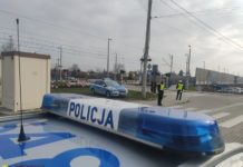 Akcja policji na przejeździe kolejowym w Rzezawie