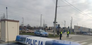 Akcja policji na przejeździe kolejowym w Rzezawie