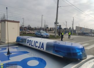 Akcja policji na przejeździe kolejowym w Rzezawie