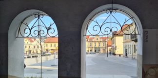 Nowy rynek, stare problemy. Radny interweniuje w sprawie pijących tanie wina: „Leją po bramach, gdzie popadnie”