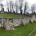 Bochnia. Radni apelują do burmistrza o działanie ws. walącego się 100-letniego muru na cmentarzu