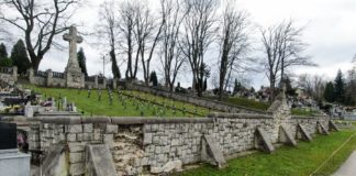 Bochnia. Radni apelują do burmistrza o działanie ws. walącego się 100-letniego muru na cmentarzu